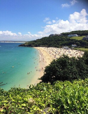Beach nearby - Stylish Refurb Apartment with King & Bunk Cabin (St Ives)