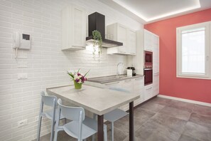 Ovn, brødrister og kjøkkenutstyr