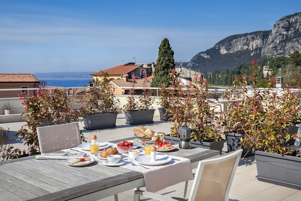 Outdoor dining - ROCCA TERRACE - only 100 meters from the lake (Garda)