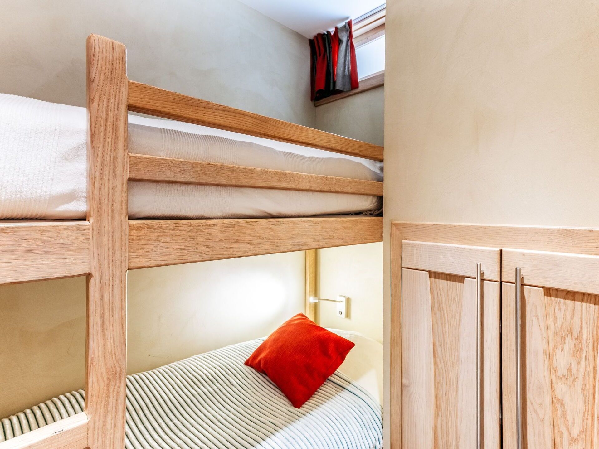 3 bedrooms, travel cot, WiFi, bed sheets
