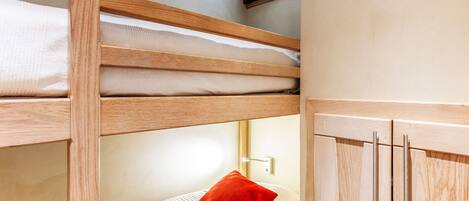 3 bedrooms, travel cot, WiFi, bed sheets
