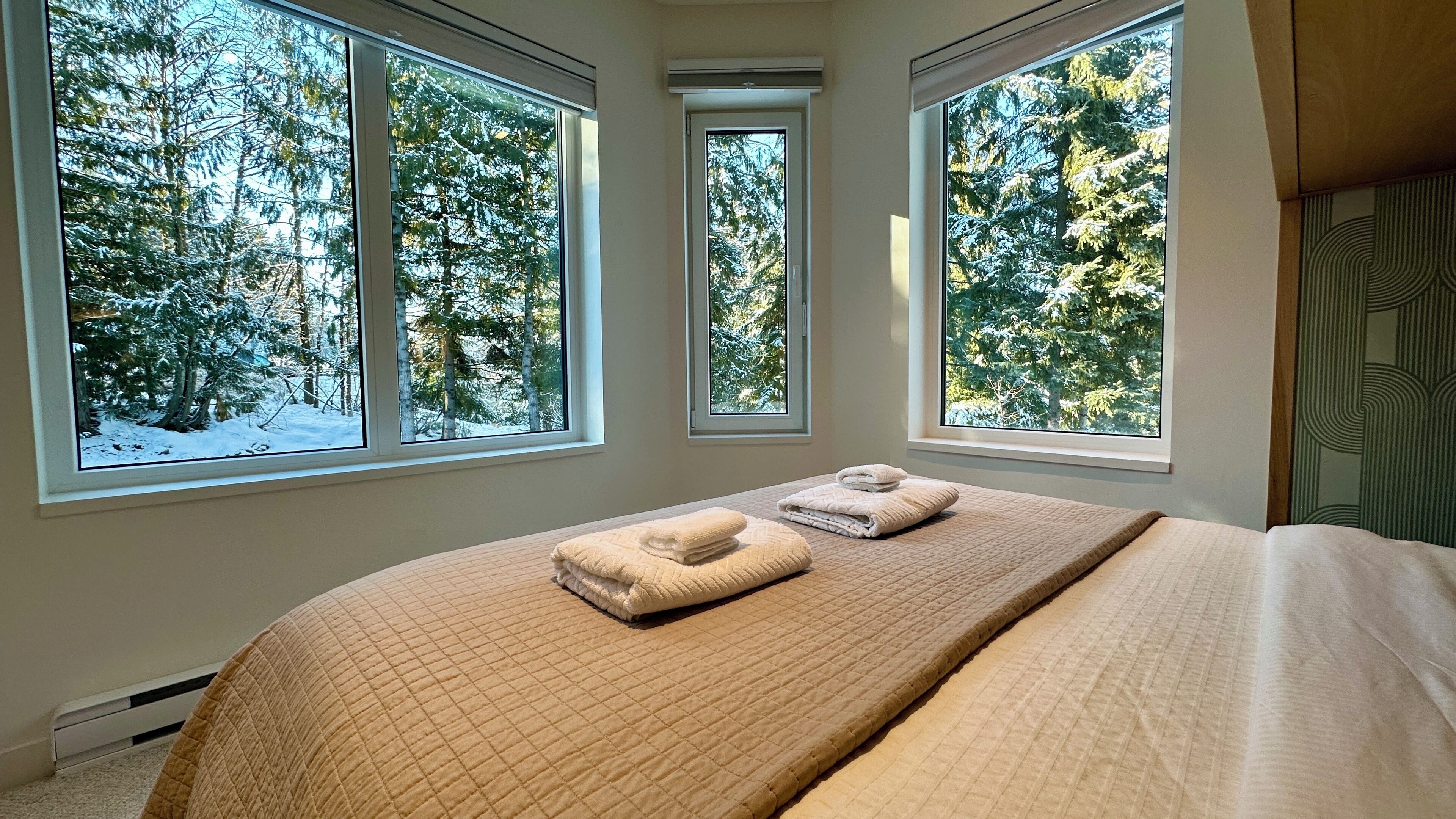 4 chambres, bureau, fer et planche à repasser, lit parapluie