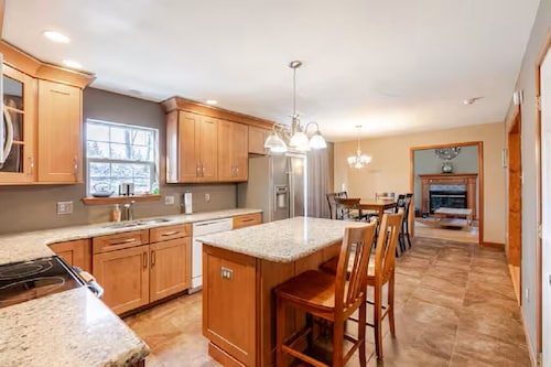 King Bed- Dorney Park- Wineries-, Steam Shower-2 Tier Patio