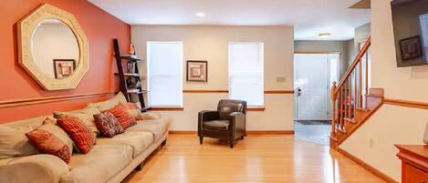 Una Smart TV, una chimenea, un reproductor de DVD