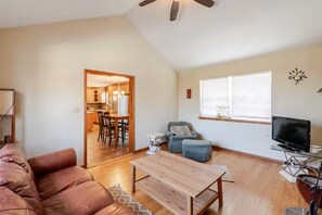 Una Smart TV, una chimenea, un reproductor de DVD