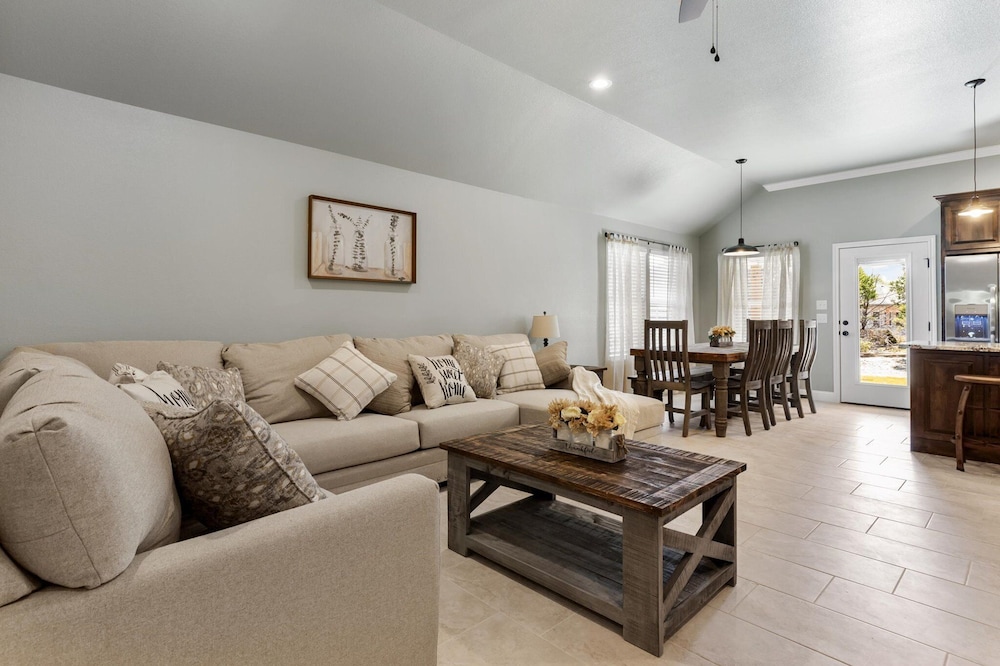 BEAUTIFUL NEW LAKESIDE COMMUNITY HOME