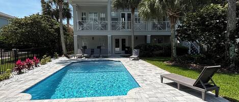 Een buitenzwembad, een verwarmd zwembad