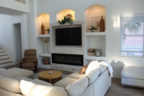 Smart TV, fireplace, books - Palm Coast Paradise - 5BR 4BA, Private Pool, 1 Min walk to Beach, Family Retreat (Palm Coast)