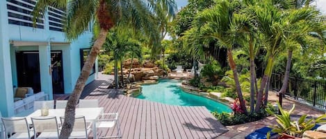 Una piscina al aire libre