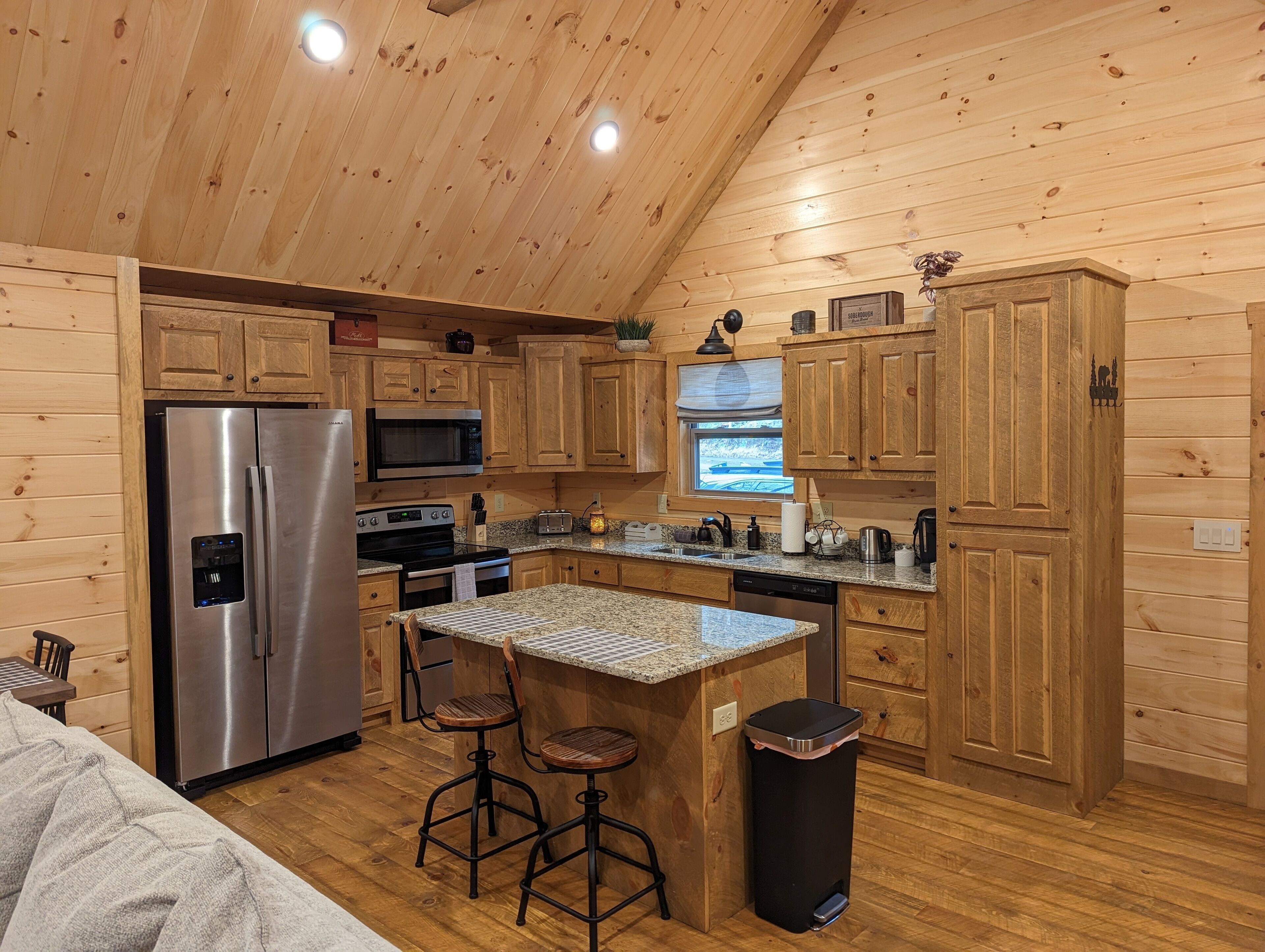 Cute Cabin 10mins from Blue Ridge, wifi, hot tub Hiking and waterfalls near