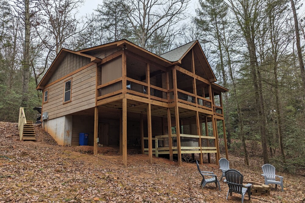 Cute Cabin 10mins from Blue Ridge, wifi, hot tub Hiking and waterfalls near