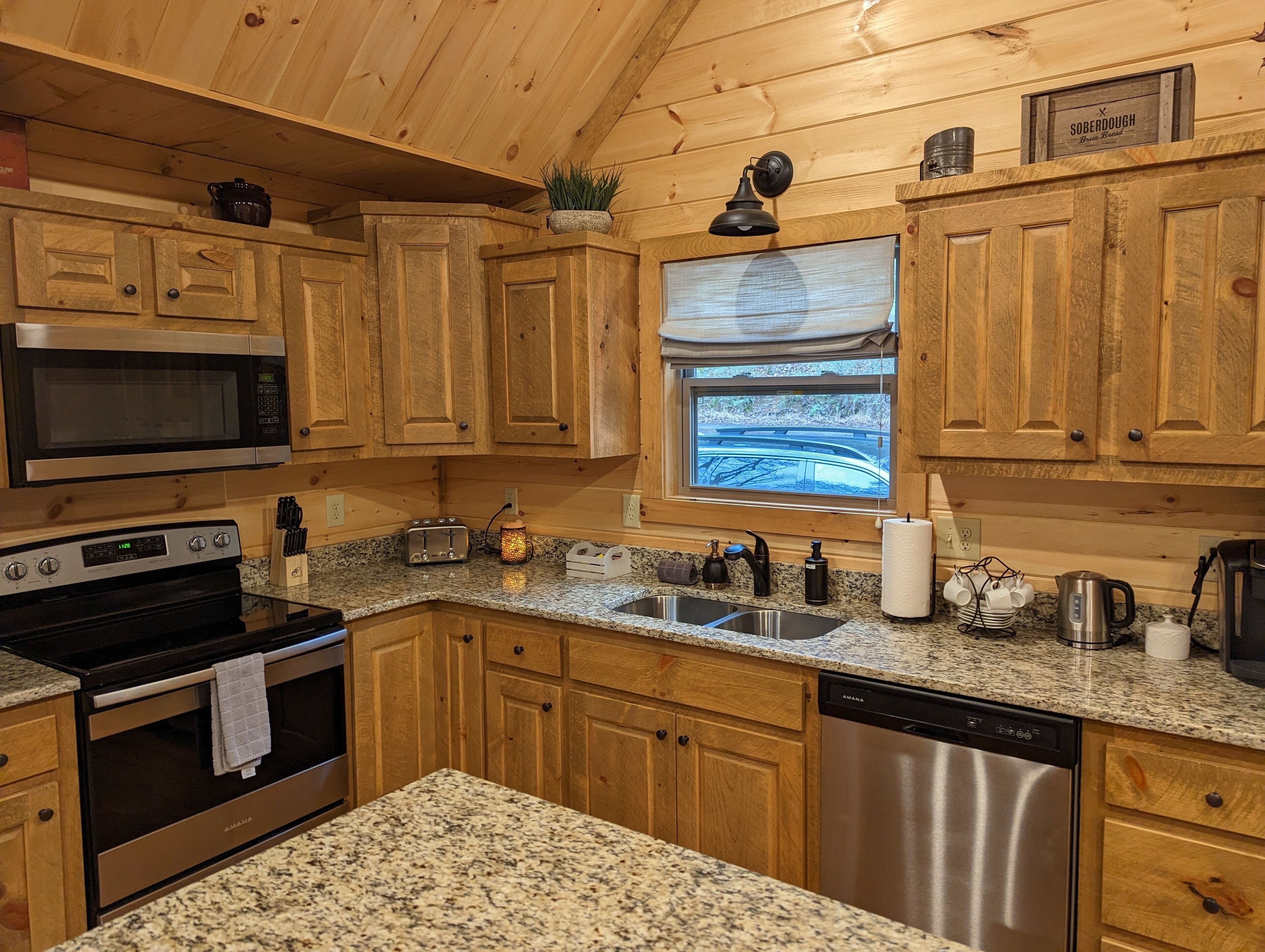 Cute Cabin 10mins from Blue Ridge, wifi, hot tub Hiking and waterfalls near