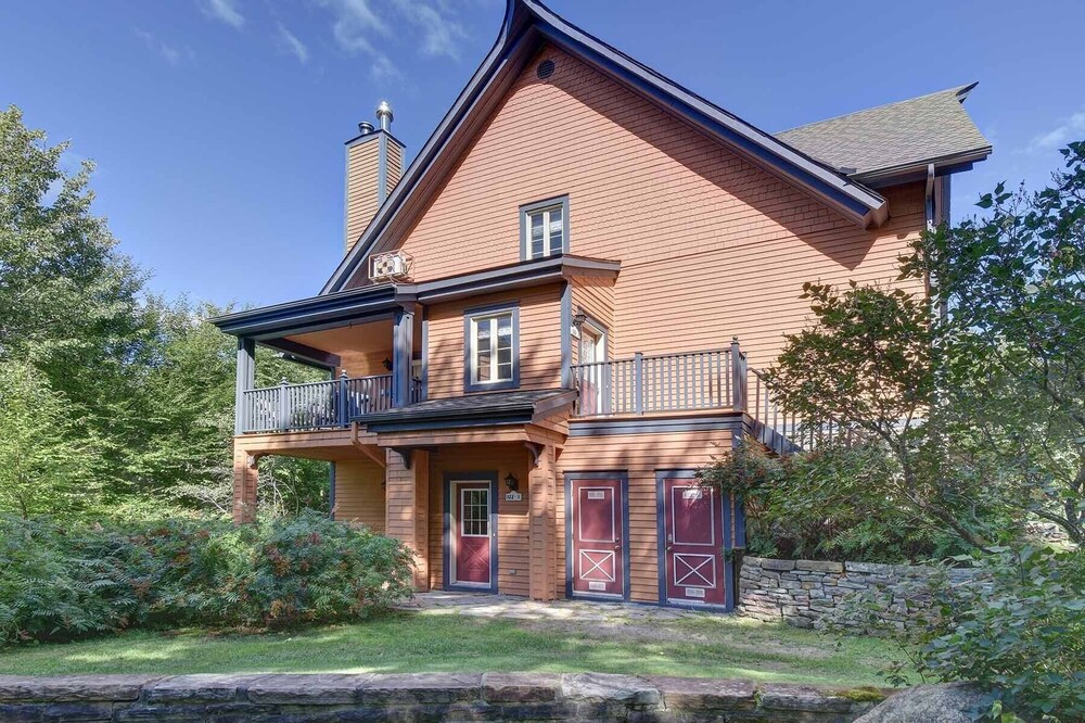Only a 10 minute walk to Mont Tremblant! 2 bdrm condo - perfect getaway!