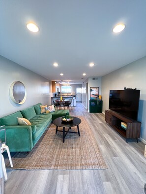 Smart TV - 5 Minute Walk to Old Town - Modern Retro Retreat (Scottsdale)