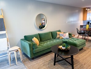 Smart TV - 5 Minute Walk to Old Town - Modern Retro Retreat (Scottsdale)