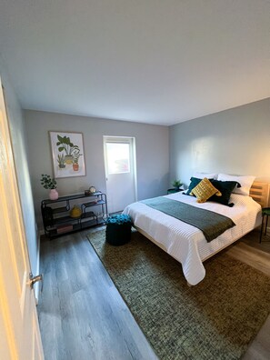 2 bedrooms, desk, WiFi - 5 Minute Walk to Old Town - Modern Retro Retreat (Scottsdale)