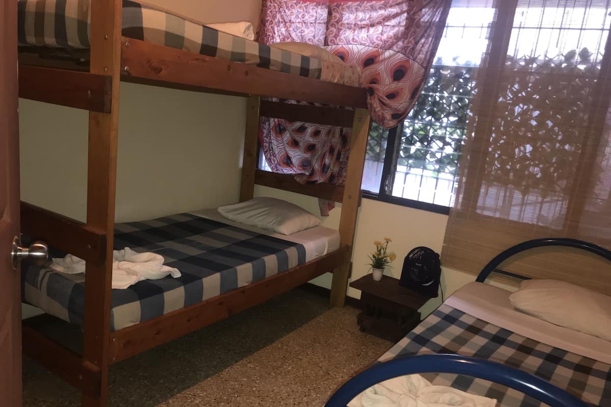 三人房 | 免费 WiFi、床单
