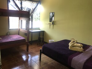 Quadruple Room | Free WiFi, bed sheets - In The Wind Hostel And Guesthouse (San Pedro)