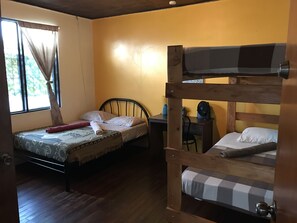 Family Quadruple Room | Free WiFi, bed sheets - In The Wind Hostel And Guesthouse (San Pedro)