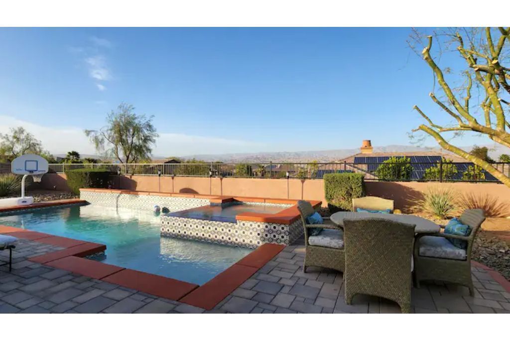 Desert Retreat 3-Bedrooms with Private Pool Vacation Home