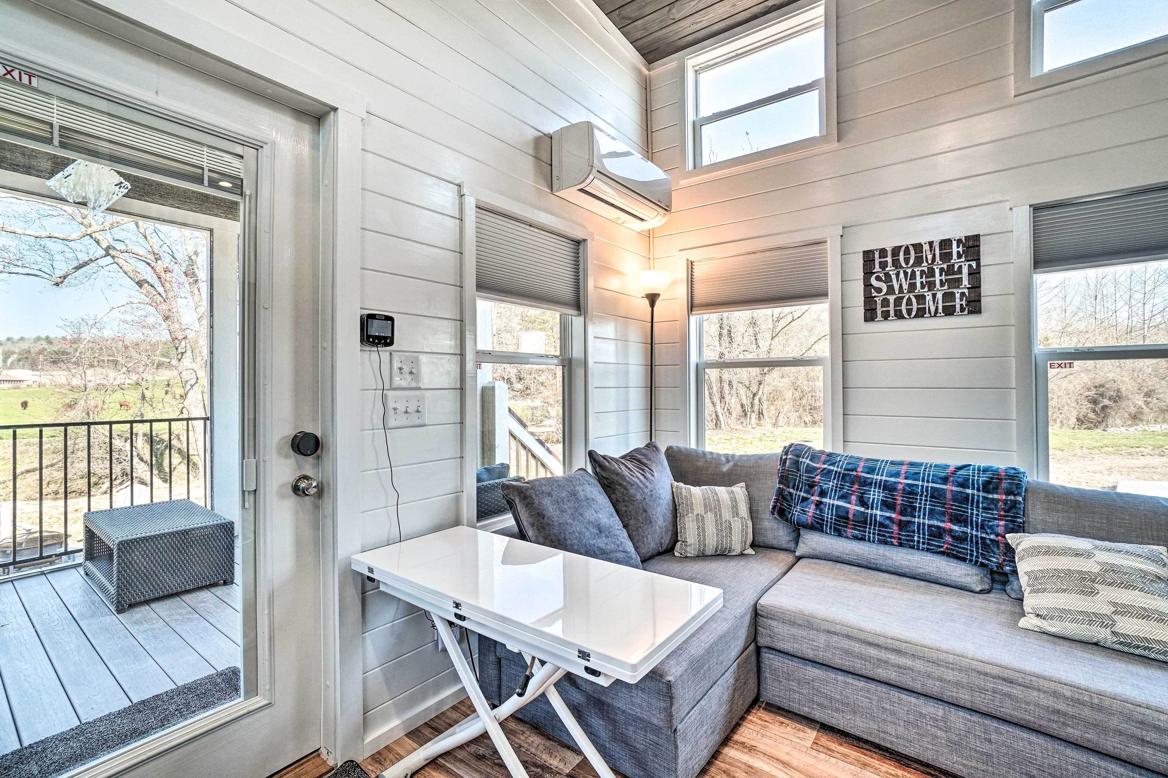 Splendid Tiny Home with Fire Pit ~ 2 Mi to Lake!