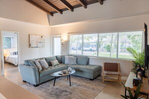 3 室のベッドルーム、デスク、アイロン / アイロン台、旅行用ベビーベッド