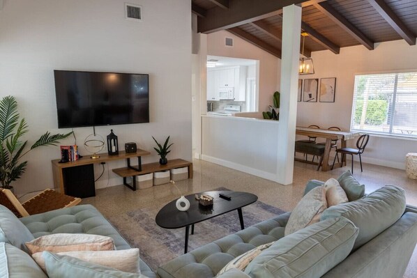 スマートテレビ、卓球台、書庫