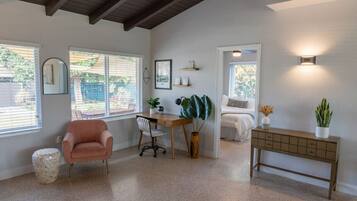 Téléviseur connecté, table de ping-pong, livres