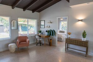 スマートテレビ、卓球台、書庫