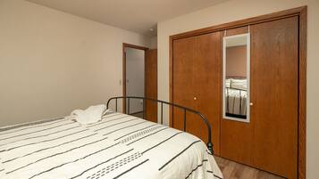 3 makuuhuonetta, työpöytä, silitysrauta/-lauta, ilmainen Wi-Fi