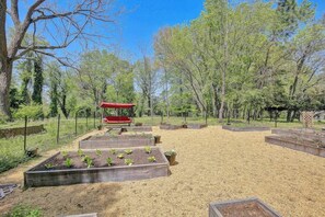 Property grounds - Terrace Suite · Terrace Suite - Private Flat in Historic Manor. (Lusby)