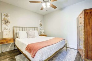 1 chambre, fer et planche à repasser