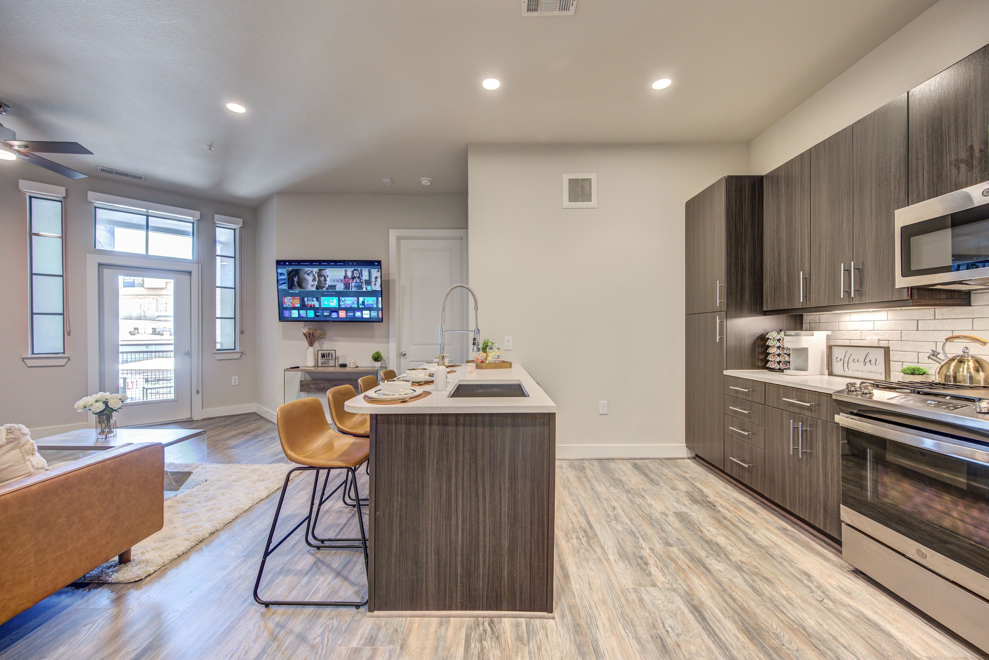 New**LUXE MODERN 2BD/2BA BALCONY | POOL | ROOFTOP