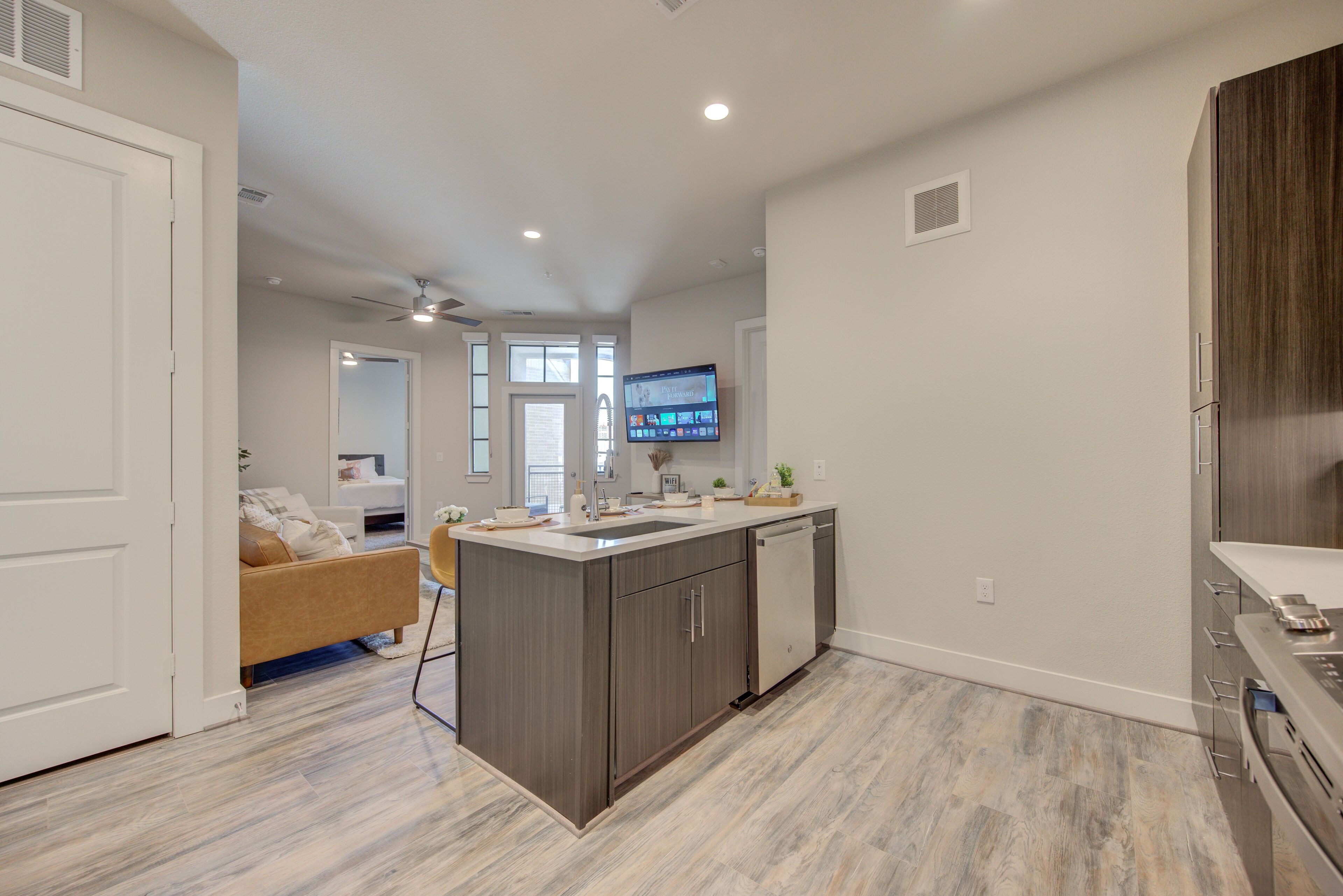 New**LUXE MODERN 2BD/2BA BALCONY | POOL | ROOFTOP