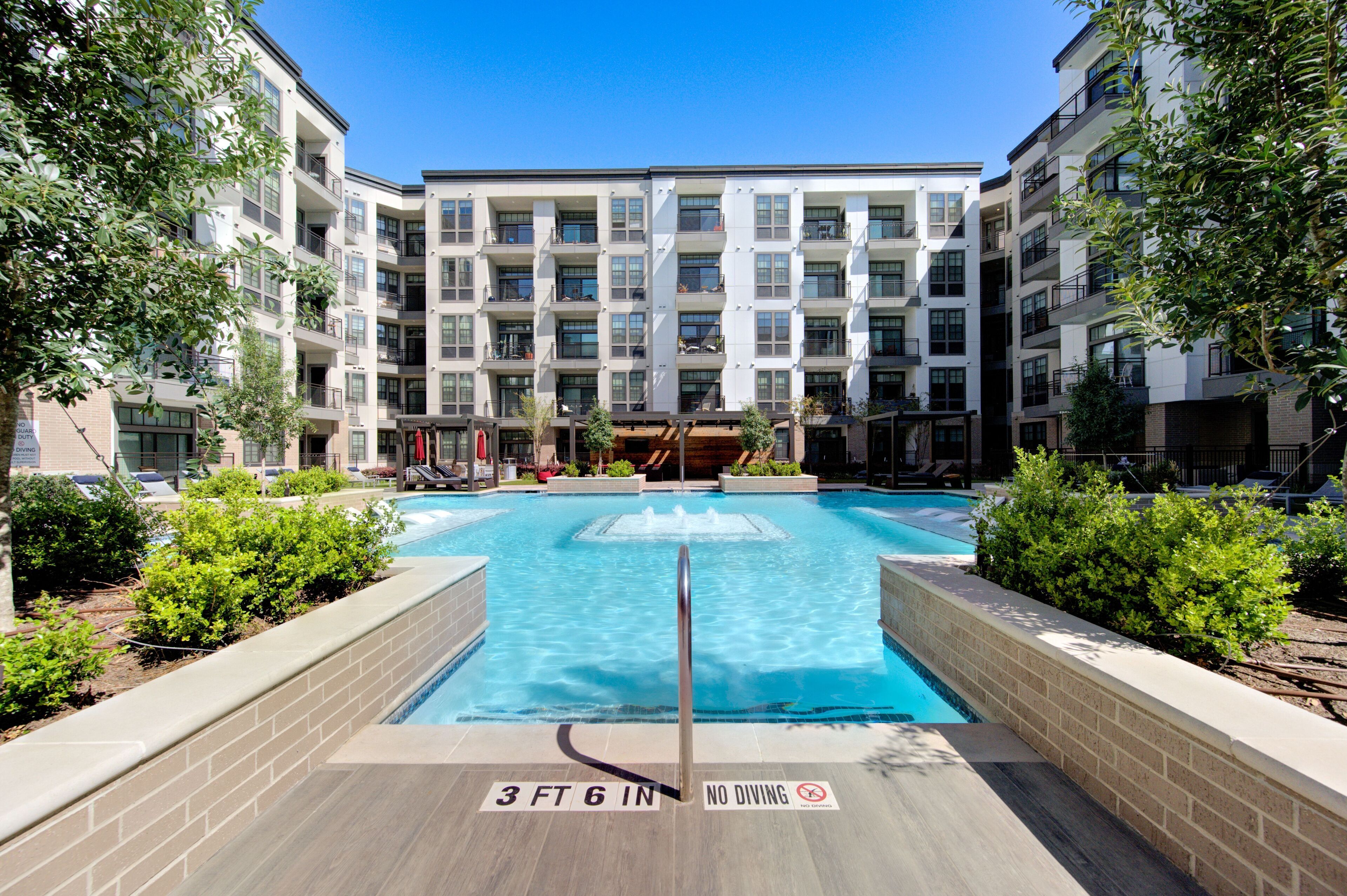New**LUXE MODERN 2BD/2BA BALCONY | POOL | ROOFTOP