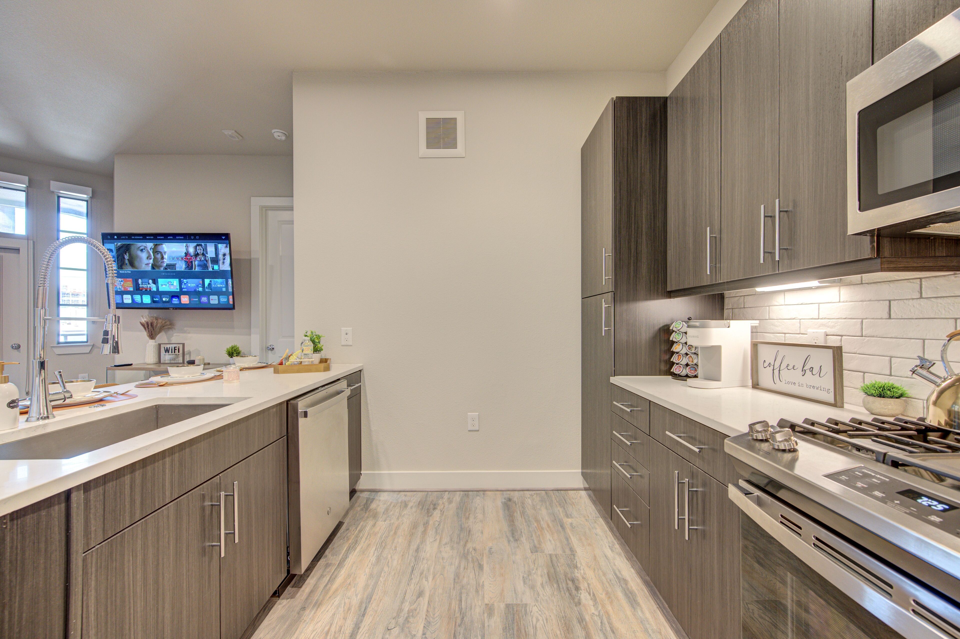 New**LUXE MODERN 2BD/2BA BALCONY | POOL | ROOFTOP