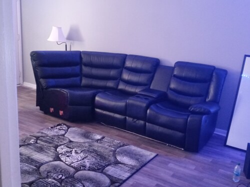 2 bed room spacious pad. Close to air port