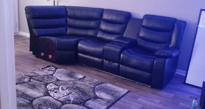 2 bed room spacious pad. Close to air port