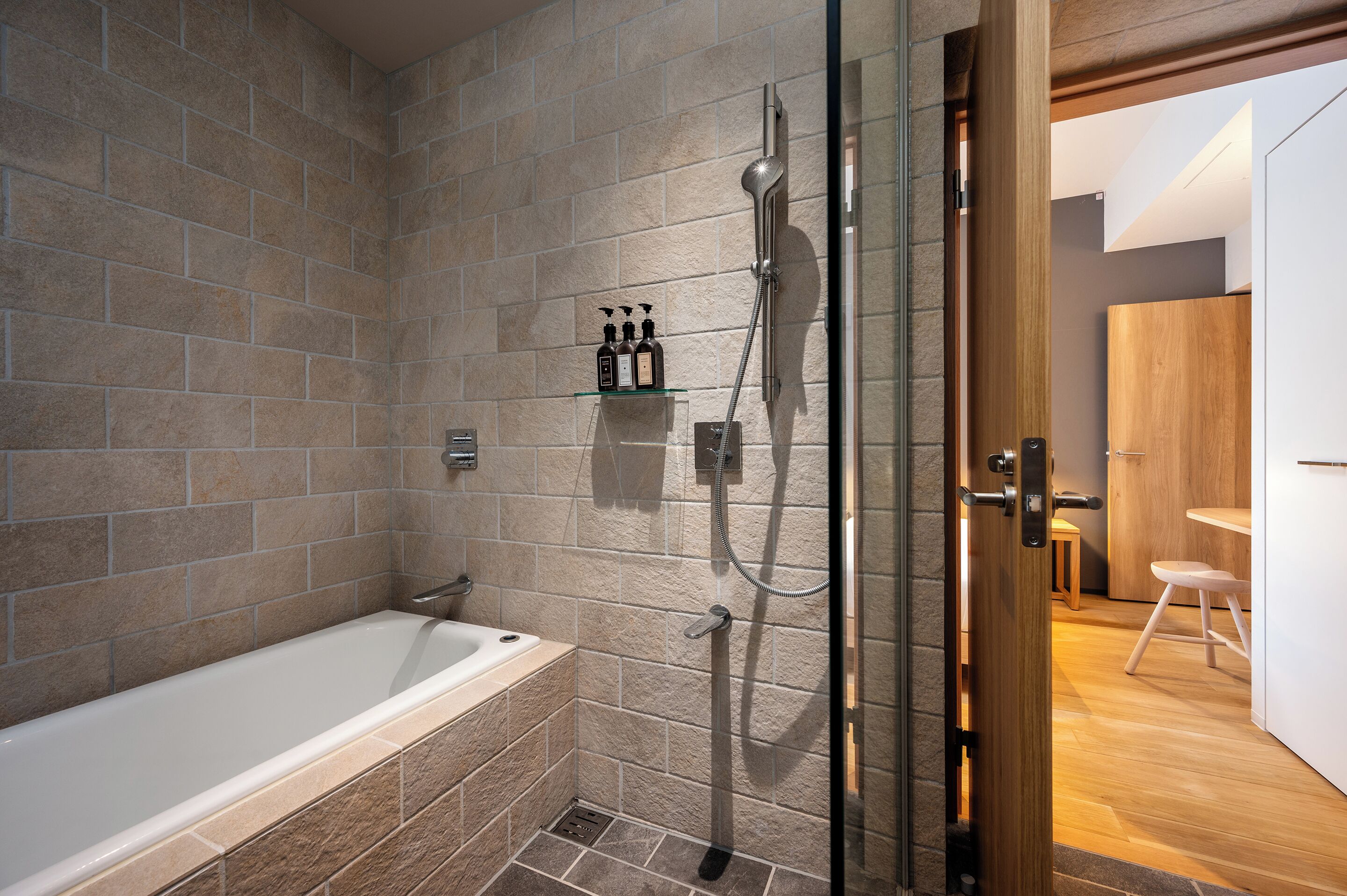 Apartamento Confort, 2 habitaciones | Baño | Ducha, artículos de higiene personal gratuitos y secador de pelo