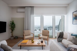 Departamento Confort, 3 habitaciones | Área de sala de estar | Televisión de pantalla plana 