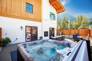 Outdoor dining - Enchantment Lodges: Downtown Leavenworth WA (Leavenworth)