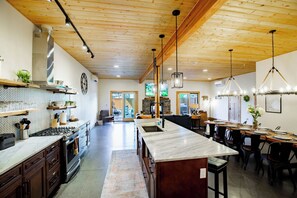 Private kitchen - Enchantment Lodges: Downtown Leavenworth WA (Leavenworth)