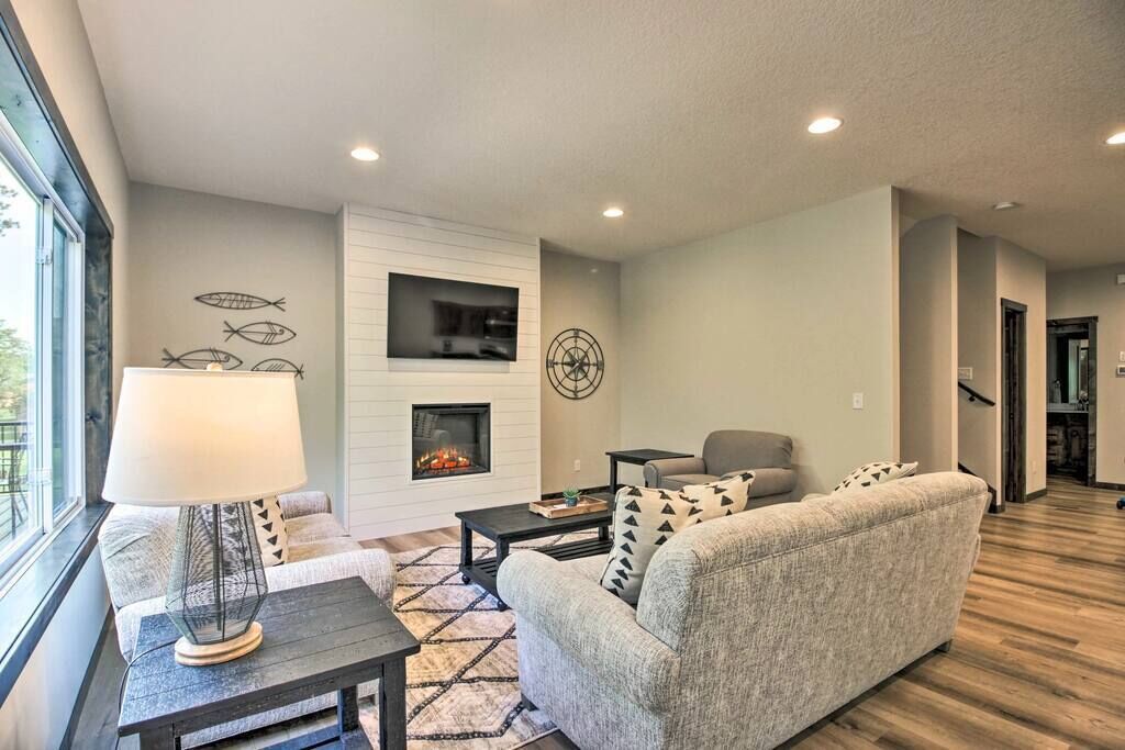 New Gull Lake Townhome! 5 bed 3200ft + Boat Slip