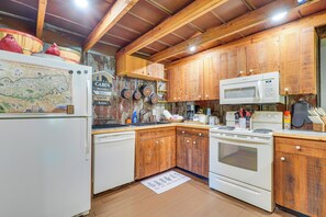 Kühlschrank, Mikrowelle, Herdplatte, Geschirrspüler