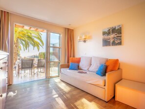 TV - Lovely apartment for 6 guests with pool, WIFI, TV, patio and pets allowed (Saint-raphaël)