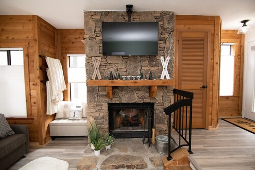 SLOPE-SIDE SKI LOCKER INCLUDED WITH STAY! Cozy condo with shuttle to the slopes!
