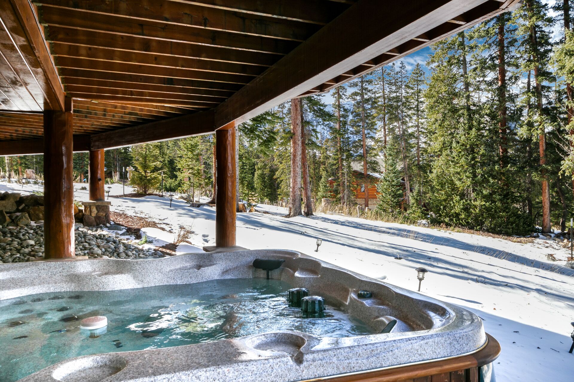 High Alpine Escape, Pet Friendly, 2 Living Rooms + Office, Large Deck, Private Hot Tub, Pool Table