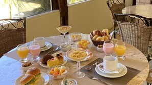Free daily buffet breakfast  - Fantasy Búzios Guest House (Búzios)