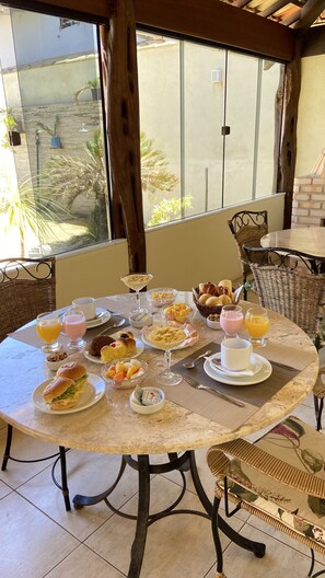 Gratis morgenmadsbuffet hver dag