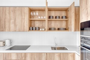 Kylskåp, mikrovågsugn, ugn och diskmaskin